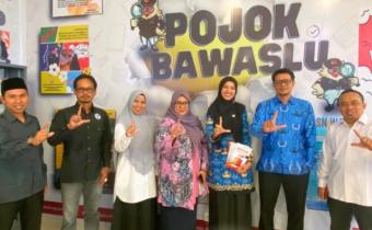 Pimpinan Bawaslu Lima Puluh Kota saat menerima kunjungan dari KI Provinsi Sumatera Barat, Tanti Endang Lestari, dalam rangka pendampingan pengisian kuesioner Monitoring dan Evaluasi (Monev) Keterbukaan Informasi Publik Tahun 2026, Rabu (17/6).
