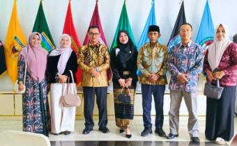 Kepala Sekretariat Bawaslu Kabupaten Lima Puluh Kota, Mellia Rahmi saat menghadiri kegiatan Launching Monitoring dan Evaluasi (Monev) Keterbukaan Informasi Publik (KIP) Tahun 2026 yang diselenggarakan oleh Komisi Informasi Provinsi Sumatera Barat di Auditorium Gubernur Sumatera Barat, Kamis (4/6).