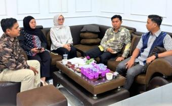 Anggota Bawaslu Kabupaten Lima Puluh Kota, Dapit Alexsander bersama Kasubag Pengawasan dan Humas, Eliza dan staff sekretariat saat melakukan koordinasi pelaksanaan Pemutakhiran Data Pemilih Berkelanjutan (PDPB) dengan Anggota KPU Kabupaten Lima Puluh Kota, Wendi (4/6).