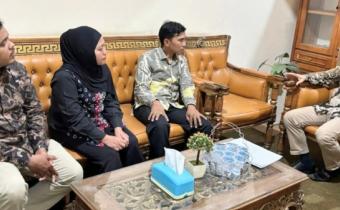 Anggota Bawaslu Lima Puluh Kota, Dapit Alexsander beserta staff sekretariat saat melaksanakan koordinasi dengan Dinas Kependudukan dan Pencatatan Sipil (Disdukcapil) Kabupaten Lima Puluh Kota terkait pelaksanaan Pemutakhiran Data Pemilih Berkelanjutan (PDPB), Kamis (4/6).