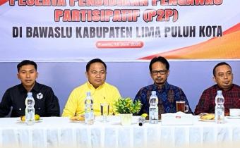 Ketua dan Anggota Bawaslu Kabupaten Lima Puluh Kota bersama Anggota Bawaslu Provinsi Sumatera Barat, Khadafi saat akan membuka kegiatan Pendidikan Pengawas Partisipatif (P2P) bertema "Berfungsi dan Bergerak untuk Pemilu Tahun 2029 yang Bermartabat" di Kabupaten Lima Puluh Kota, Kamis (18/6). 