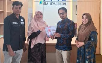 Ketua Bawaslu Lima Puluh Kota, Yoriza Asra bersama Kepala Sekretariat,Mellia Rahmi dan Ot Saputra Selaku Kasubag Administrasi Bawaslu Kabupaten Lima Puluh Kota saat melakukan sosialisasi Pejabat Pengelola Informasi dan Dokumentasi (PPID) sekaligus mendampingi Anggota Komisi Informasi (KI) Provinsi Sumatera Barat, Tanti Endang Lestari, dalam kegiatan pendampingan pengelolaan PPID di SMAN 1 Guguak, Kamis (18/6).