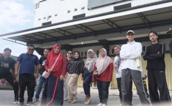 Jajaran Sekretariat Bawaslu Lima Puluh Kota saat melaksanakan kegiatan Jumat Sehati yang diisi dengan jalan sehat bersama, Jumat (19/6).