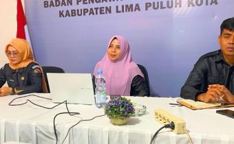 Kepala Sekretariat Bawaslu Lima Puluh Kota, Mellia Rahmi bersama Kasubag Administrasi dan Kasubag Pengawasan dan Humas, Ot Saputra dan Eliza saat mengikuti Rapat Rutin Pembinaan dan Evaluasi Berkelanjutan yang diselenggarakan oleh Bawaslu Republik Indonesia secara daring, Senin (25/5). 