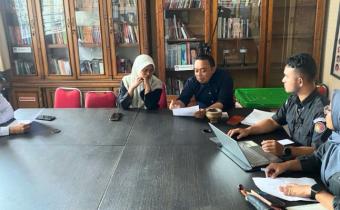 Anggota Bawaslu Kabupaten Lima Puluh Kota, Ismet Aljannata, didampingi Kepala Subbagian Hukum, Penanganan Pelanggaran, dan Penyelesaian Sengketa Proses Pemilu, Prima Nugraha, beserta staf sekretariat saat melaksanakan koordinasi dengan KPU Kabupaten Lima Puluh Kota terkait pelaksanaan Pemutakhiran Data Partai Politik Semester I Tahun 2026, Senin (22/6).