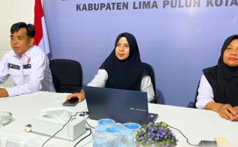 Kepala Sekretariat Bawaslu Kabupaten Lima Puluh Kota, Mellia Rahmi bersama Kasubag Administrasi, Ot Saputra dan Staff Sekretariat saat mengikuti kegiatan Pembukaan Orientasi Pegawai Pemerintah dengan Perjanjian Kerja (PPPK) Tahun 2026 se-Sumatera Barat yang diselenggarakan secara daring, Rabu (24/6).