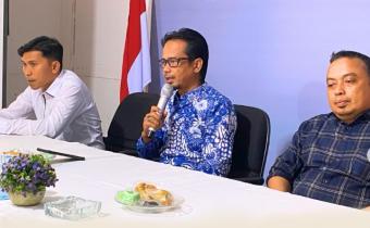Ketua Bawaslu Lima Puluh Kota, Yoriza Asra saat memberikan arahan di kegiatan Rapat Pengawasan Pemutakhiran Data Pemilih Berkelanjutan (PDPB) Tahun 2026 dengan menghadirkan Komisi Pemilihan Umum (KPU) Kabupaten Lima Puluh Kota dan Dinas Kependudukan dan Pencatatan Sipil (Disdukcapil) Kabupaten Lima Puluh Kota, Rabu (24/6).