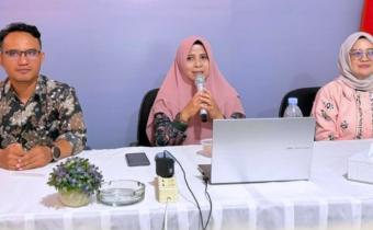 Kepala Sekretariat Bawaslu Lima Puluh Kota, Mellia Rahmi saat memberikan arahan di kegiatan Rapat Pengelolaan Administrasi Keuangan, Kamis (25/6).