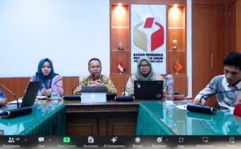 Ketua Bawaslu Provinsi Sumatera Barat, Alni saat memberikan arahan di kegiatan Rapat Penyusunan Kajian Hukum yang diselenggarakan oleh Bawaslu Provinsi Sumatera Barat secara daring melalui aplikasi Zoom, Kamis (25/6).