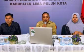 Anggota Bawaslu Lima Puluh Kota, Ismet Aljannata saat menyampaikan arahan di kegiatan Rapat Mitigasi Sengketa Proses Pemilu melalui Pengawasan Pemutakhiran Data Partai Politik, Senin (29/6). 