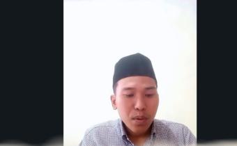 Anggota Bawaslu Lima Puluh Kota, Dapit Alexsander saat membaca ayat suci Al-Qur'an dalam kegiatan Jumat Sehati yang diisi dengan tadarus Al-Qur'an secara daring, Jumat (26/6).