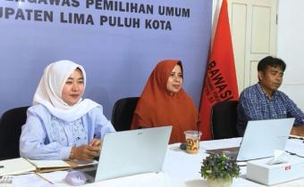 Kepala Sekretariat Bawaslu Lima Puluh Kota, Mellia Rahmi bersama Kasubag Administrasi Ot Saputra dan Bendahara Pengeluaran Bawaslu Lima Puluh Kota, Gusmaria saat mengikuti Rapat Penyamaan Persepsi dan Penguatan Pengelolaan Penilaian Kinerja (SKP) serta Implementasi Tunjangan Kinerja di Lingkungan Sekretariat Bawaslu Provinsi dan Bawaslu Kabupaten/Kota se-Sumatera Barat yang diselenggarakan oleh Bawaslu Provinsi Sumatera Barat secara daring melalui Zoom Meeting, Kamis (9/7).