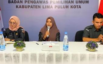 Kepala Sekretariat Bawaslu Lima Puluh Kota, Mellia Rahmi saat memberikan arahan kepada seluruh jajaran sekretariat di kegiatan  rapat evaluasi rutin bulanan Bawaslu Kabupaten Lima Puluh Kota, (8/7).