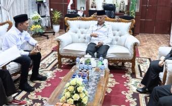 Koordiv HPPH Bawaslu Kabupaten Lima Puluh Kota, Dapit Alexsander yang didampingi Kasubag Pengawasan dan Humas, Eliza dan staff sekretariat saat melakukan kunjungan koordinasi ke Kantor Kementerian Agama Kabupaten Lima Puluh Kota, Senin (6/7).
