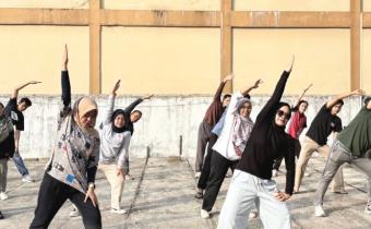 Jajaran Sekretariat Bawaslu Lima Puluh Kota saat mengikuti kegiatan Jumat Sehati yang diisi dengan senam pagi bersama, Jumat (17/7). 