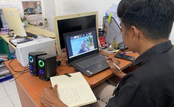 Kasubbag Administrasi Bawaslu Lima Puluh Kota saat mengikuti kegiatan