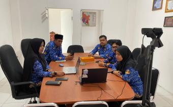Kepala Sekretariat beserta jajaran saat mengikuti kegiatan zoom