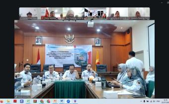 Ketua Bawaslu Provinsi Sumatera Barat, Alni saat memberikan arahan dalam kegiatan Monitoring dan Evaluasi (Monev) Pemantauan Pelaksanaan Program dan Kegiatan Semester I Tahun Anggaran 2026, (22/7).