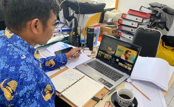 Kasubag Administrasi Bawaslu Lima Puluh Kota, Ot Saputra saat mengikuti kegiatan apat Pembahasan Simulasi Kebutuhan Alokasi Anggaran Belanja Operasional Pegawai Tahun Anggaran 2026 yang diselenggarakan oleh Bawaslu Republik Indonesia secara daring, Kamis (16/7).