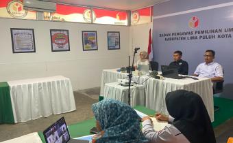 Koordiv HPPH Bawaslu Lima Puluh Kota, Dapit Alexsander didampingi Kasubag Pengawasan dan Humas, Eliza dan staff sekretariat saat mengikuti kegiatan Rapat Evaluasi Pengawasan Pemutakhiran Data Pemilih Berkelanjutan (PDPB) Semester I Tahun Anggaran 2026 yang diselenggarakan oleh Bawaslu Provinsi Sumatera Barat secara daring melalui Zoom Meeting pada Rabu (29/7).
