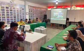 Dapit Alexsander selaku Anggota Bawaslu Lima Puluh Kota saat memberikan arahan dalam kegiatan Rapat Monitoring, Evaluasi, dan Pelaporan Pelaksanaan Program Semester I Tahun 2026 di Kantor Bawaslu Kabupaten Lima Puluh Kota, (23/7).