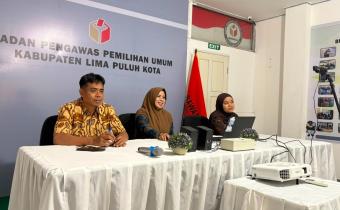 Mellia Rahmi, Kepala Sekretariat Bawaslu Lima Puluh Kota, bersama Kasubag Administrasi, Ot Saputra dan staff sekretariat saat mengikuti kegiatan rapat daring mengenai Upaya Peningkatan Kinerja Pelaksanaan Anggaran dan Optimalisasi Capaian Nilai Indikator Kinerja Pelaksanaan Anggaran (IKPA) pada satuan kerja di lingkungan Bawaslu Republik Indonesia, Kamis (30/7)
