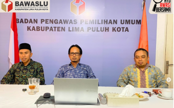 Pimpinan Bawaslu Lima Puluh Kota saat mengikuti zoom meeting