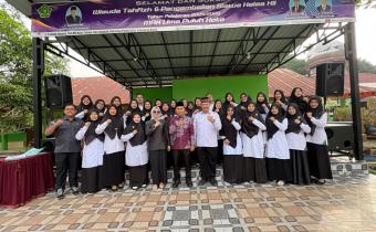 Foto bersama antara Bawaslu Kabupaten Lima Puluh Kota dengan Man Lima Puluh Kota saat setelah  penandatanganan Perjanjian Kerja Sama, Senin (3/8).