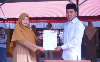 Dapit Alexsander selaku Anggota Bawaslu Kabupaten Lima Puluh Kota saat menyerahkan berkas Perjanjian Kerja Sama (PKS) kepada Kepala Sekolah SMA N 1 Situjuah Limo Nagari Kabupaten Lima Puluh Kota, Fita Fatimah, (31/8).