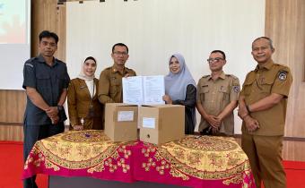 Mellia Rahmi, Kepala Sekretariat Bawaslu Lima Puluh Kota saat menyerahkan Arsip Statis berupa dokumen Penanganan Pelanggaran dan Penyelesaian Sengketa Pemilu Tahun 2019 kepada Dinas Perpustakaan dan Kearsipan Kabupaten Lima Puluh Kota, Senin (3/8/2026).