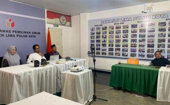 Pimpinan Bawaslu Lima Puluh Kota saat mengikuti kegiatan Sosialisasi Bawaslu Membelajarkan Volume 2 Tahun 2026 yang diselenggarakan oleh Bawaslu Republik Indonesia secara daring melalui Zoom Meeting, Senin (3/8).