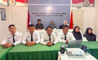 Peserta Orientasi PPPK Bawaslu Kabupaten Lima Puluh Kota saat mengikuti kegiatan Penutupan Orientasi PPPK Tahun 2026 yang diselenggarakan secara daring pada Senin (10/8/2026). 