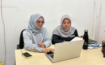 Kasubag Humas dan Pengawasan Bawaslu Lima Puluh Kota, Eliza, yang didampingi oleh staff pengawasan saat mengikuti kegiatan Rapat Pra-Evaluasi Pelaksanaan Pengawasan Partisipatif (P2P) di Sumatera Barat Tahun 2026 yang diselenggarakan oleh Bawaslu Provinsi Sumatera Barat secara daring, Kamis (20/8).