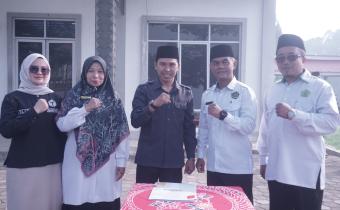 Koordiv Hukum, Pencegahan, Parmas dan Humas, Dapit Alexsander didampingi Kasubag Pengawasan dan Humas, Eliza saat foto bersama dengan jajaran MAS Al Makmur Tungkar saat setelah melakukan Penandatanganan PKS, Senin (7/9).