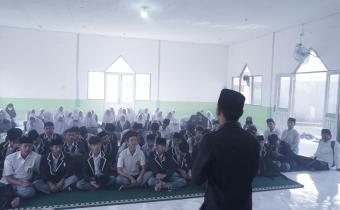 Dapit Alexsander, Anggota Bawaslu Kabupaten Lima Puluh Kota saat memberikan sosialisasi kepemiluan dan pengawasan partisipatif bagi pemilih pemula kepada siswa kelas XII Madrasah Aliyah Swasta (MAS) Al Makmur Tungkar, Senin (7/9).