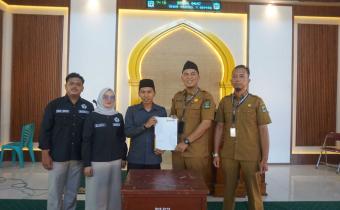 Dapit Alexsander selaku Anggota Bawaslu Kabupaten Lima Puluh Kota yang didampingi Kasubag Pengawasan dan Humas saat memberikan Dokumen Perjanjian Kerja Sama (PKS) kepada Kepala Sekolah SMK N 1 Luak, Nopi Handepi, Senin (7/9).