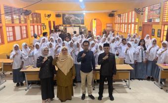 Foto bersama pimpinan Bawaslu Lima Puluh Kota dengan Kepala Sekolah beserta siswa SMA N 1 Kecamatan  Harau di kegiatan  pelaksanakan penandatanganan Perjanjian Kerja Sama (PKS) sekaligus memberikan sosialisasi kepemiluan dan pengawasan partisipatif bagi pemilih pemula kepada siswa SMA Negeri 1 Kecamatan Harau, Senin (14/9).