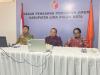 Ketua dan Anggota Bawaslu Kabupaten Lima Puluh Kota, Yoriza Asra, Ismet Aljannata dan Dapit Alexsander saat mengikuti kegiatan SEPAKAT (Senin Pengawas Berkomitmen dan Bermartabat) yang diselenggarakan oleh Bawaslu Provinsi Sumatera Barat secara daring melalui Zoom Meeting, Senin (4/5).