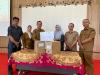 Mellia Rahmi, Kepala Sekretariat Bawaslu Lima Puluh Kota saat menyerahkan Arsip Statis berupa dokumen Penanganan Pelanggaran dan Penyelesaian Sengketa Pemilu Tahun 2019 kepada Dinas Perpustakaan dan Kearsipan Kabupaten Lima Puluh Kota, Senin (3/8/2026).