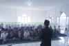 Dapit Alexsander, Anggota Bawaslu Kabupaten Lima Puluh Kota saat memberikan sosialisasi kepemiluan dan pengawasan partisipatif bagi pemilih pemula kepada siswa kelas XII Madrasah Aliyah Swasta (MAS) Al Makmur Tungkar, Senin (7/9).