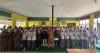 Foto bersama jajaran Bawaslu Kabupaten Lima Puluh Kota dan Kepala Sekolah dan  jajaran guru SMK N 1 Kecamatan Guguak beserta siswa Kelas XII setelah kegiatan penandatanganan Perjanjian Kerja Sama (PKS) sekaligus sosialisasi kepemiluan dan pengawasan partisipatif bagi pemilih pemula di SMK Negeri 1 Kecamatan Guguak, Senin (21/9).