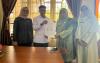 Dapit Alexsander, Koordiv HPPH Bawaslu Kabupaten Lima Puluh Kota yang didampingi oleh Kasubag Pengawasan dan Humas, Eliza saat menyerahkan dokumen (PKS) Perjanjian Kerja Sama kepada Kepala Sekolah SMA N 1 Kecamatan Payakumbuh, Dewi Putri, Senin (28/9).